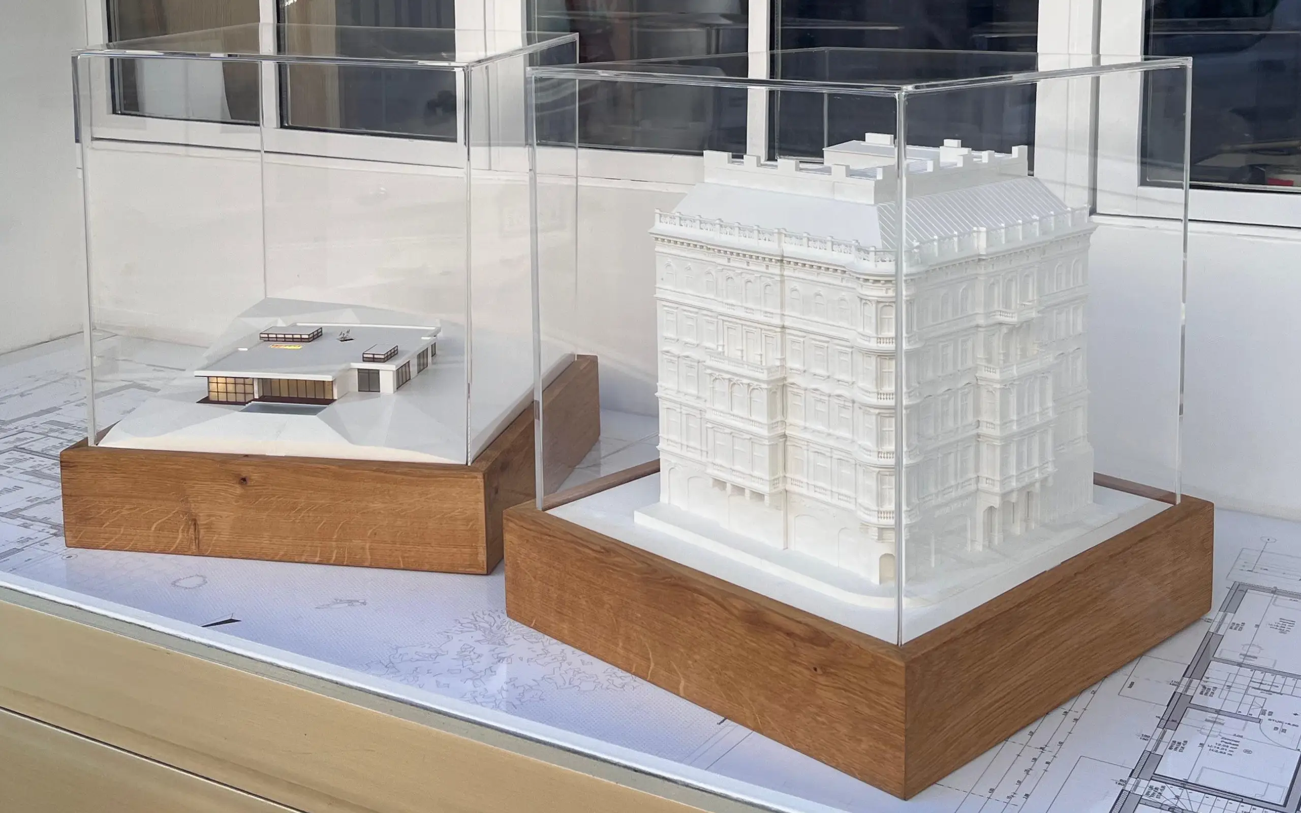 Zwei Gebäudemodelle in einem Schaufenster